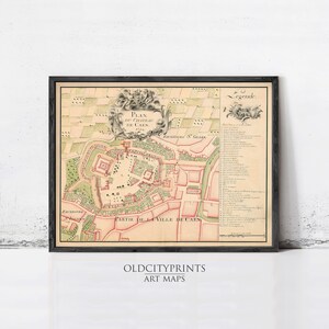 Può includere: Mappa vintage incorniciata di Caen, Francia, con un'illustrazione dettagliata del layout della città, incluso il castello e i dintorni. La mappa è nei toni del beige, verde e rosso, con testo in francese. La cornice è nera.