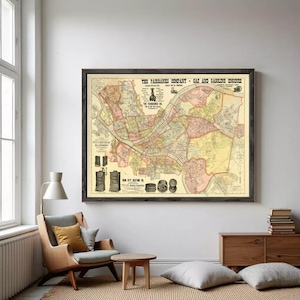 Op de afbeelding: Een ingelijste vintage kaart van Pittsburgh en Allegheny, Pennsylvania, met de tekst The Fairbanks Company Gas and Gasoline Engines. De kaart toont gedetailleerde stadsplattegronden met gekleurde secties, industriële illustraties en historische typografie.
