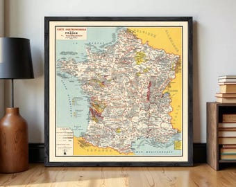Può includere: Mappa vintage incorniciata della Francia, intitolata "Carte Gastronomique France". La mappa presenta illustrazioni dettagliate delle regioni, con testo in francese. La mappa è incorniciata in una cornice di legno nera ed è esposta su un pavimento di legno.