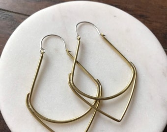 Boucles d'oreilles créoles géométriques en laiton faites à la main, forme de diamant hypoallergénique moderne minimale, grandes créoles étirées, poids léger