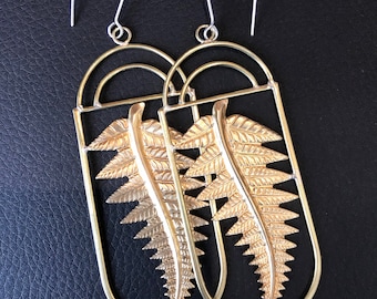 Boucles d'oreilles pendantes en laiton avec fougère, feuille inspirée du printemps, botanique, arc-en-ciel, bijoux simples et modernes pour tous les jours