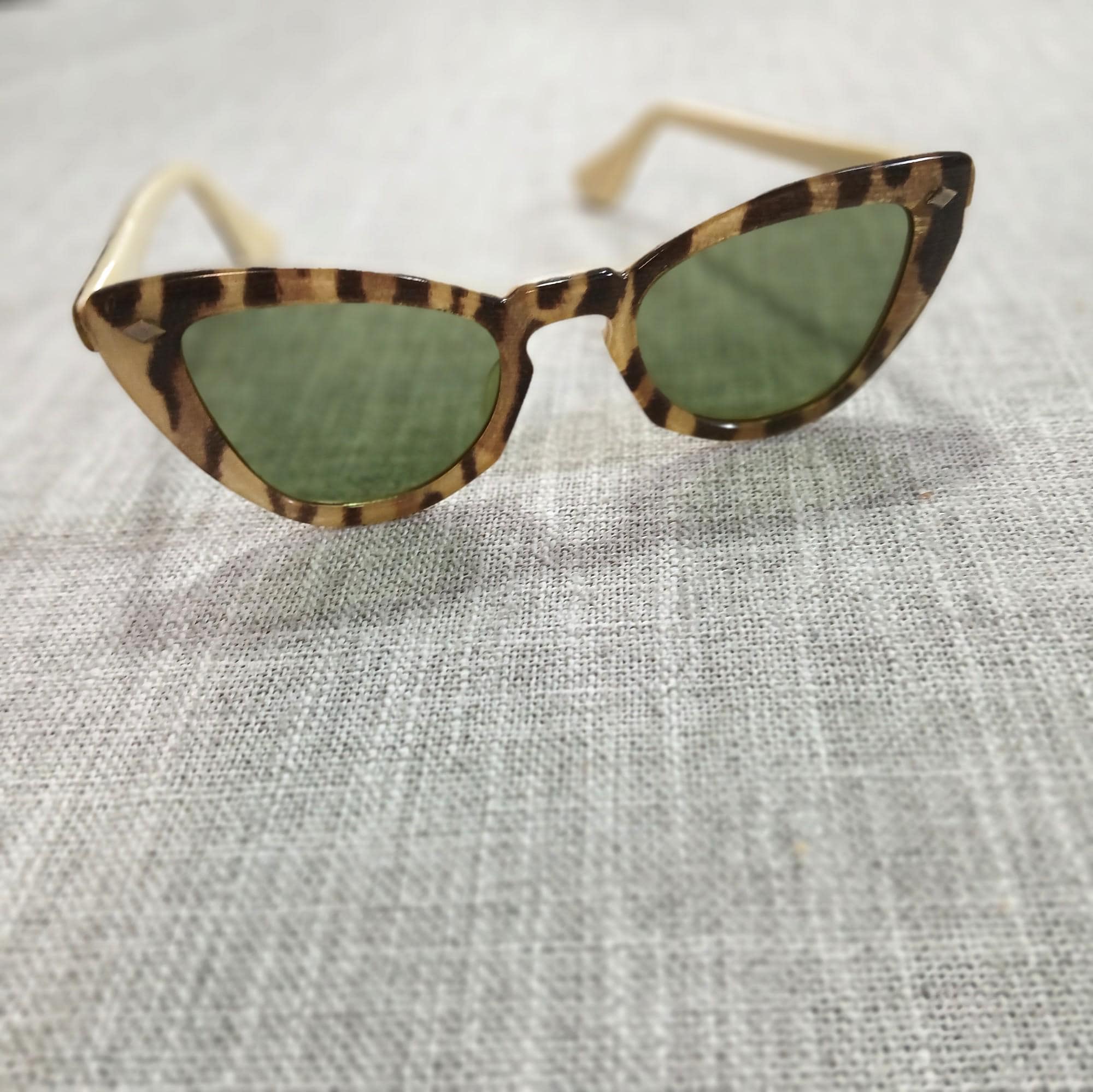 1960s Vintage Cat Eye Sunglasses - Etsy display picture 1