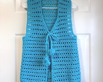 Débardeur en crochet bleu turquoise des années 1960 fait main avec pompon