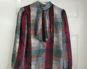 Blusa de poliéster con cuello alto y manga larga en tono joya de Glances, talla 10