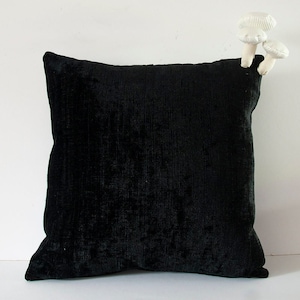Coussin noir Fungimaa aux champignons blancs