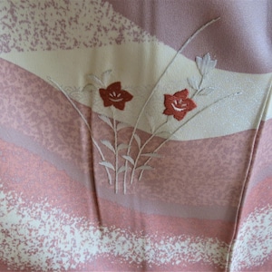 KIMONO, Japanese Vintage Silk Kimono, Floral Mountains, Boho Kimono, Embroidery, Flowers in Mist, Boho, Mauve, Silk Japanese, Robe, Gift Her