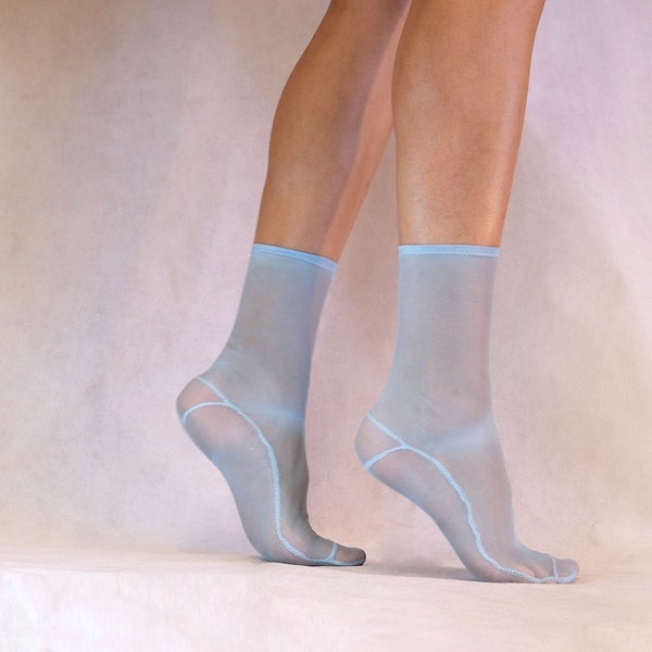 Chaussettes bleues transparentes faites main en résille