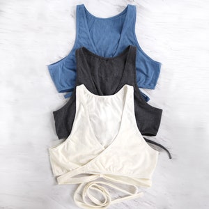 Peut inclure: Trois d&eacute;bardeurs de couleurs diff&eacute;rentes&nbsp;: bleu clair, gris fonc&eacute; et blanc cass&eacute;. Le d&eacute;bardeur blanc cass&eacute; a un n&oelig;ud crois&eacute; dans le dos.