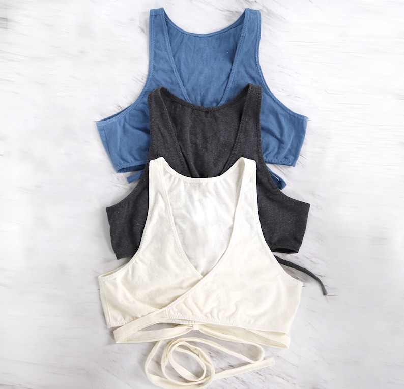 Peut inclure: Trois d&eacute;bardeurs de couleurs diff&eacute;rentes&nbsp;: bleu clair, gris fonc&eacute; et blanc cass&eacute;. Le d&eacute;bardeur blanc cass&eacute; a un n&oelig;ud crois&eacute; dans le dos.