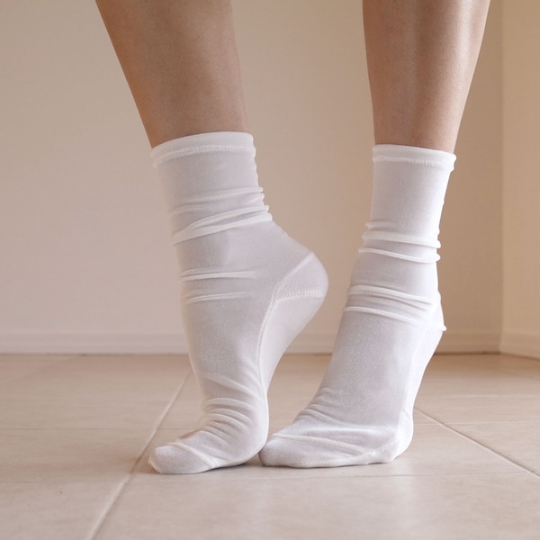 Chaussettes en velours blanc ivoire. Chaussettes pour femmes faites à la main