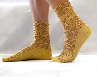 Chaussettes en dentelle. Chaussettes pour femmes en dentelle jaune moutarde. Chaussettes en maille pour femmes. Idée cadeau pour elle