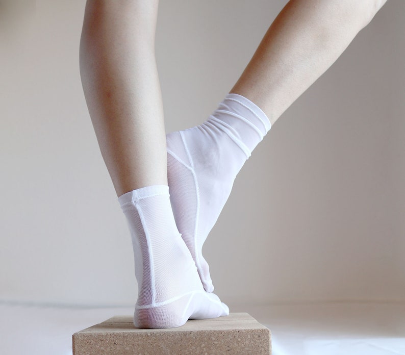 Chaussettes en maille. Chaussettes en nylon transparent. Chaussettes maison. Chaussette de cheville. Chaussettes pour femmes. Noir ou blanc Blanc