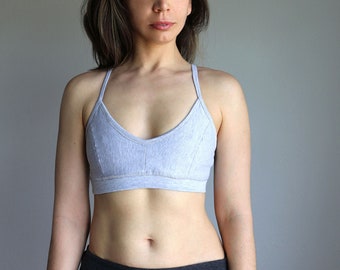 Grijze biologische katoenen bralette. Natuurlijke draadloze beha. Duurzame handgemaakte lingerie. Yogasporttop