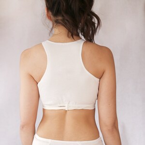 Peut inclure: Top de sport blanc &agrave; dos nageur avec un d&eacute;tail de nouage dans le dos.