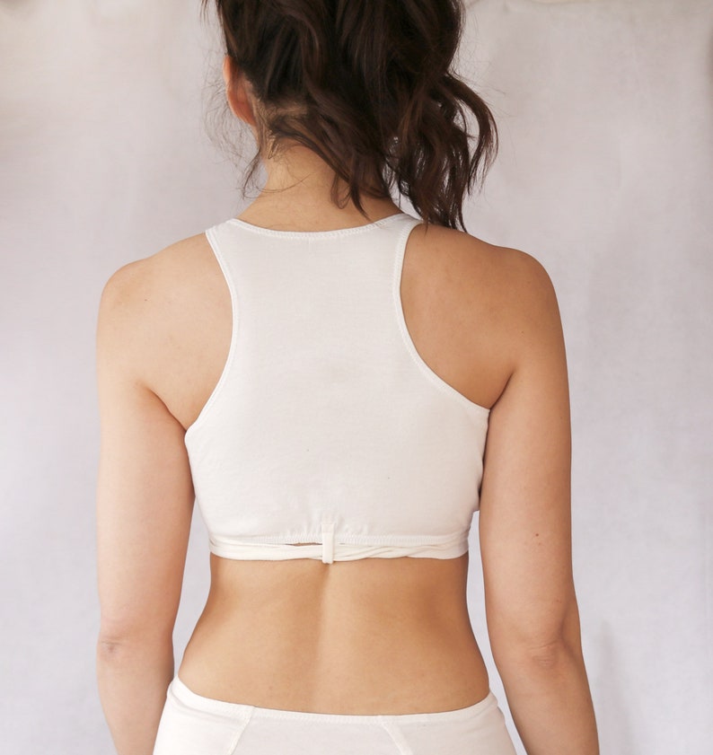 Peut inclure: Top de sport blanc &agrave; dos nageur avec un d&eacute;tail de nouage dans le dos.