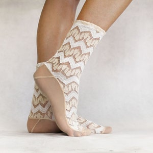 Chaussettes en dentelle pour femmes en ivoire et beige. Conception géométrique en zigzag. Chaussettes douces personnalisées