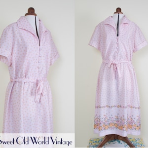 Vintage 50s roze Housedress korte mouwen jurk || jaren 1950 || Roze met Print van de grens || Stof riem || Medium - grote, grootte 14-16