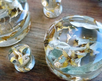 Zatyczki do uszu z prawdziwego kwiatu oliwnego: złote wskaźniki boho, biżuteria boho, zatyczki ślubne