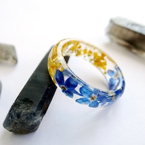 Ständer mit Ukraine Ring Vergissmeinnicht Ring Resin Ring Natur inspirierter Schmuck