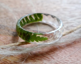 Echter Farn-Harzring: Handgemachte Waldband, klarer Ring, facettierter geometrischer minimalistischer Schmuck