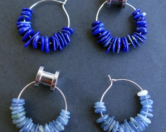 Pendientes de aro con piedra de lapislázuli y cianita para tunelización. Hipoalergénicos.