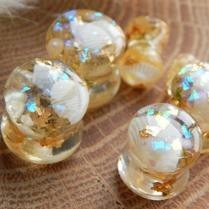 Iridescent plugs Fairy dust plug earrings Sparkle plugs 0g plugs Pearl plug earrings Floral plugs Pressed flower Ear plugs 2g gauges Resin