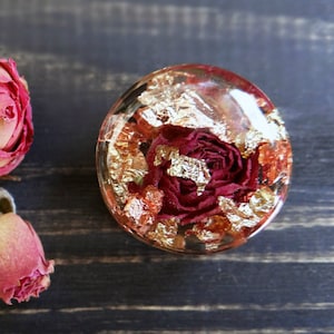 Piercings de boda con rosas rojas, túneles florales, plugs nupciales de oro rosa, estilo boho romántico.