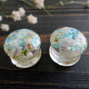 Iridescent plugs Fairy dust plug earrings Sparkle plugs 0g plugs Pearl plug earrings Floral plugs Pressed flower Ear plugs 2g gauges Resin