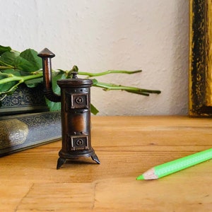 Ofen Bleistiftspitzer, Vintage Schreibwaren, brennender Ofen für Puppenhaus, Retro Schreibtisch Zubehör