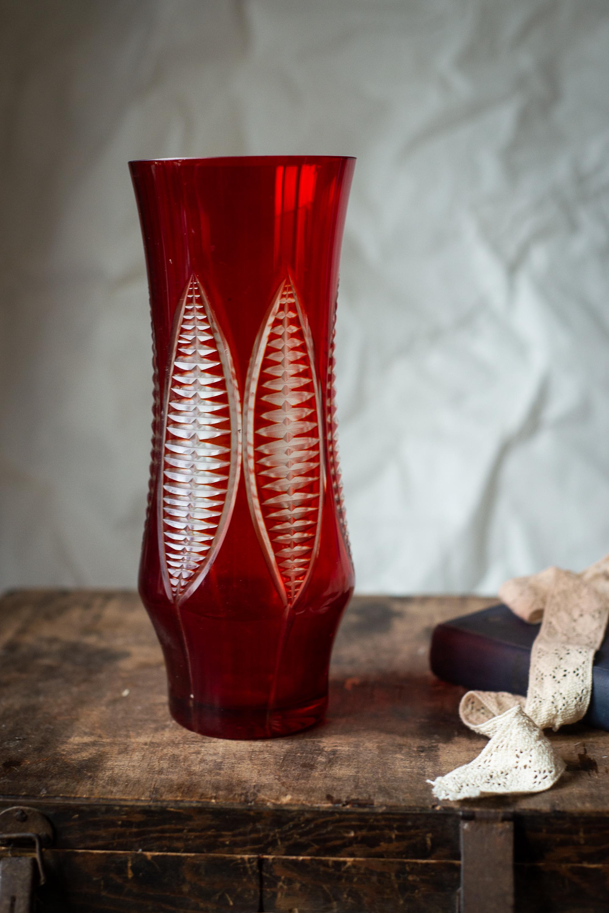 レッドクリスタル花瓶、ガラスカットフラワーベース、チェコ
