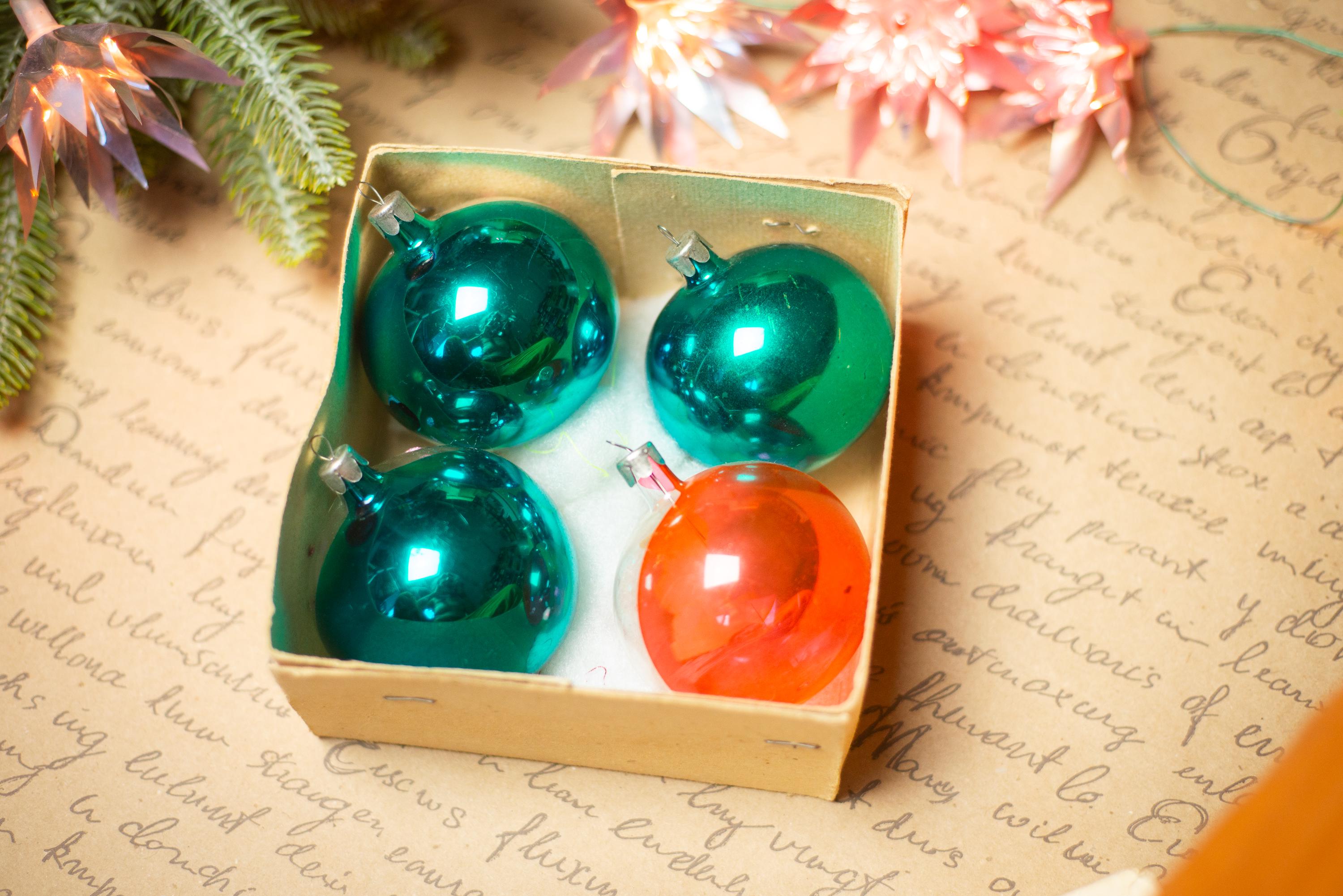 Babbo natale sulla slta con renne ed elfi | Vettore Gratis