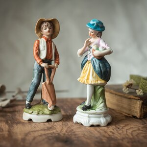 Paar Blumen Mädchen und Junge mit Wagen, Biskuitporzellan Figuren, 70er Jahre handgemaltes Sammlerstück Porzellan Regal Dekor, Hochzeitsgeschenk