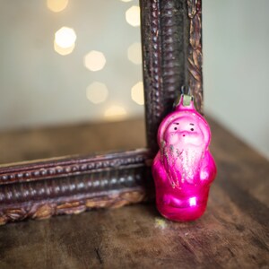Figura de gnomo, adornos navideños de vidrio vintage de la década de 1970 hot pink