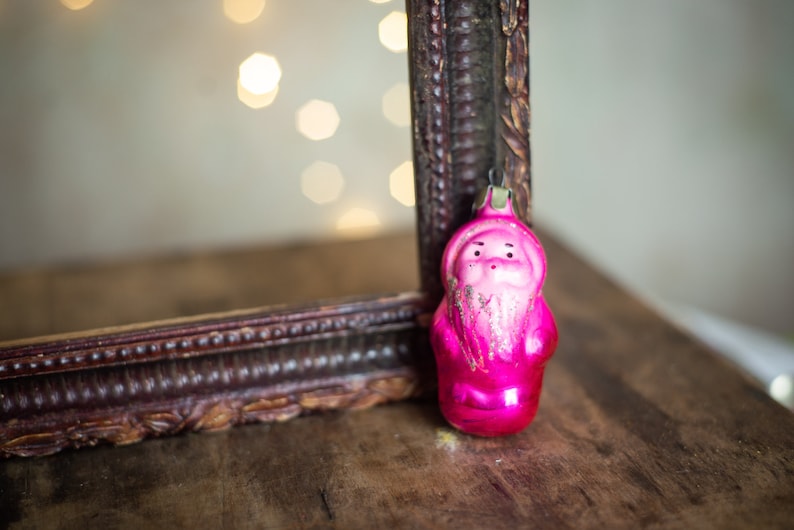 Figura de gnomo, adornos navideños de vidrio vintage de la década de 1970 hot pink
