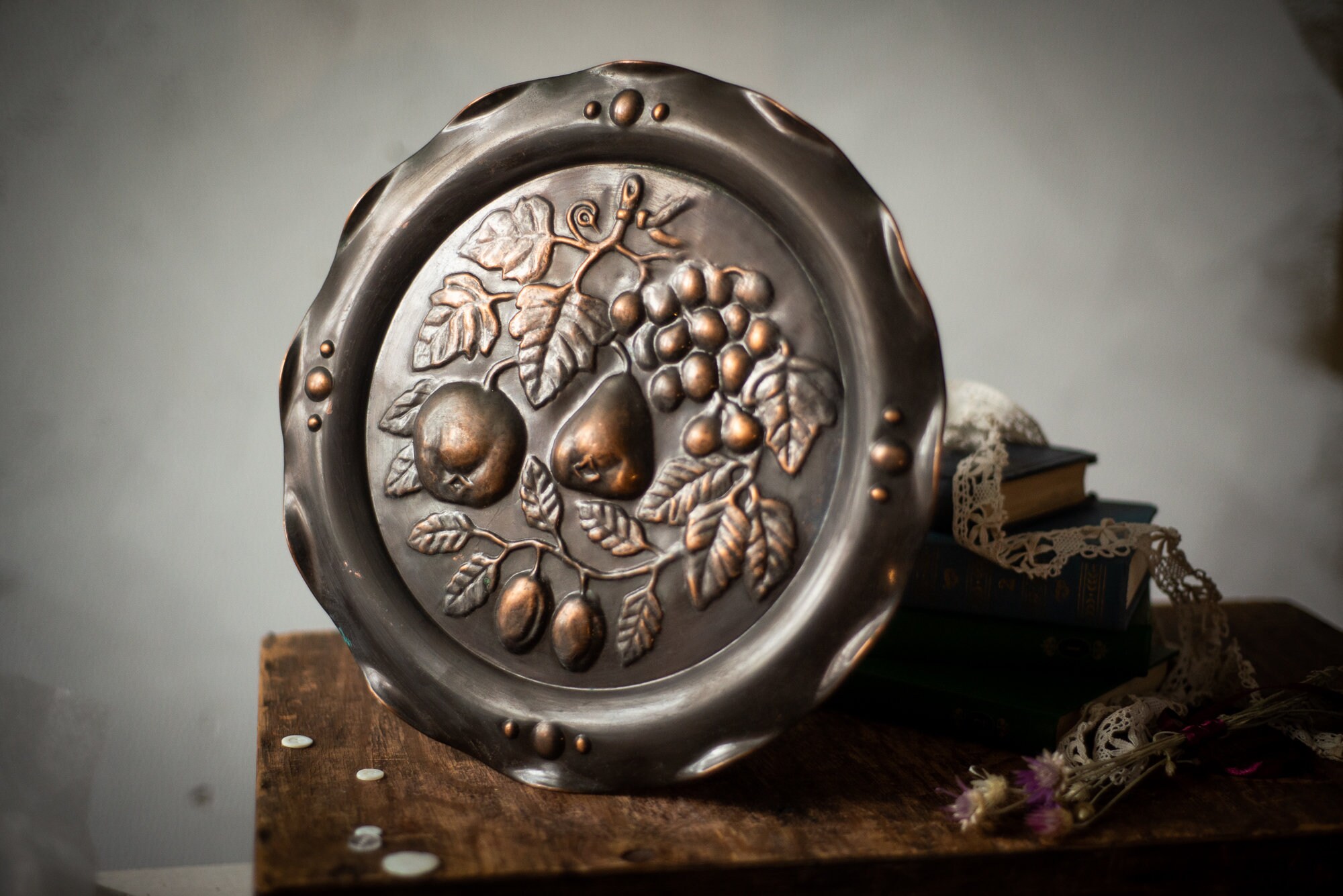 風景画のエンボス加工プレート、アンティーク ヴィンテージエンボス加工壁プレート、円形壁パネル、キッチン壁装飾用