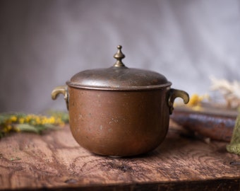 Pot en laiton vintage avec couvercle et poignées, ferme, décoration de cuisine rustique,