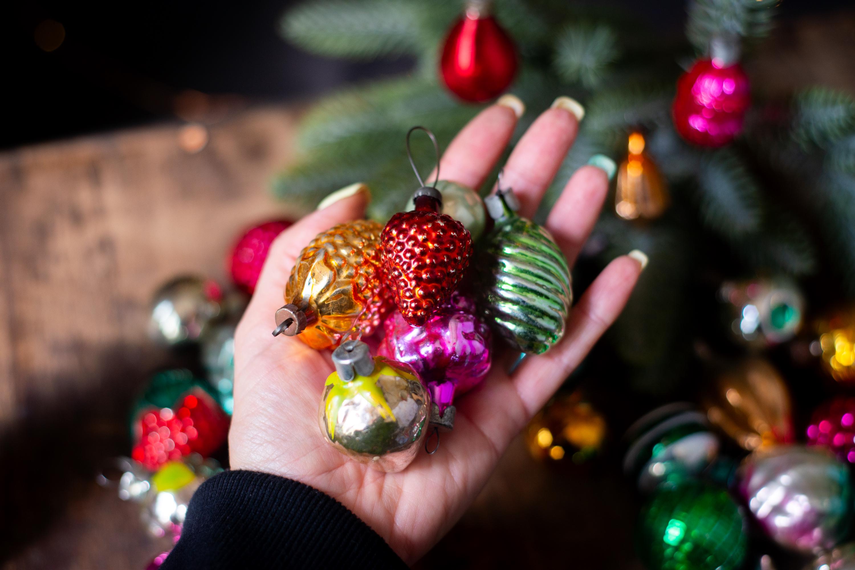 ヴィンテージのミニガラス製クリスマスオーナメント：様々な色と形