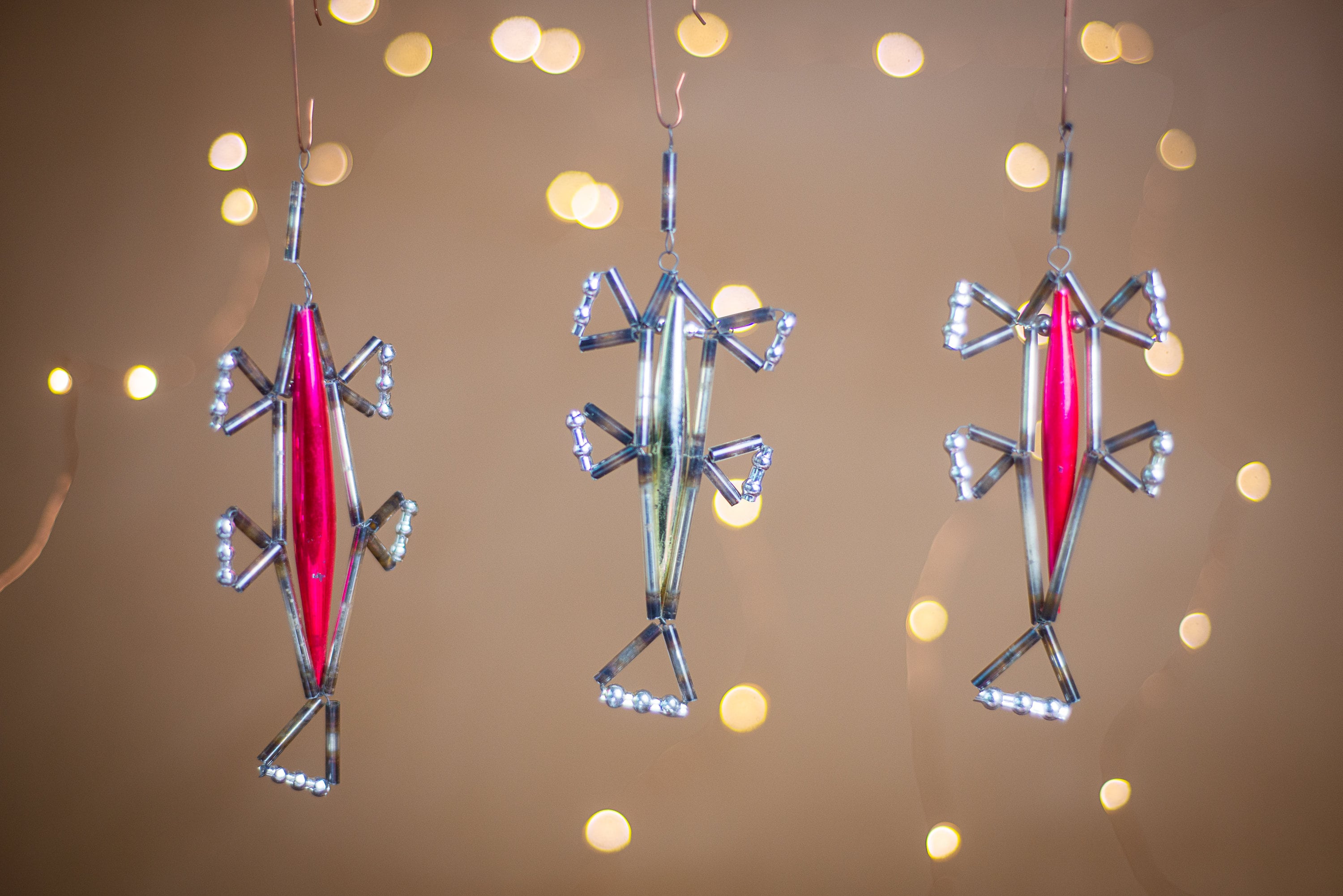 クリスマスのガラスのオーナメント、ヴィンテージの抽象的な長い装飾