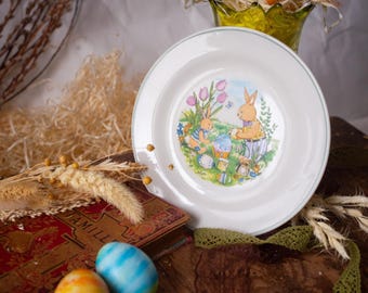 Vintage paasbord met konijn, porseleinen dessertbord, Cottagecore lentetafeldecor