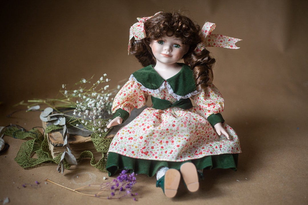 green emerald velvet dress CELTIC Ireland Porcelain DOLL Redhead Velvet Satin Costume Dress 17in main image 1