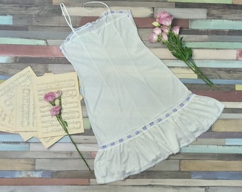 Doorschijnende vintage nachtjapon uit de jaren 60, witte kanten onderjurk met paars lintdetails