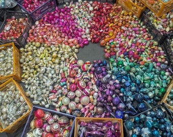 Surtido de adornos navideños de vidrio vintage, juego de 6 a 48 adornos de mediados de siglo.