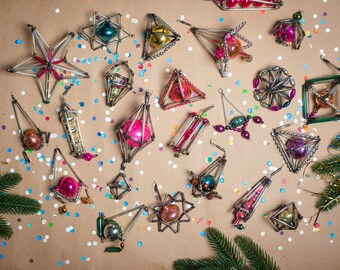 クリスマスのガラスのオーナメント、ヴィンテージの抽象的な長い装飾