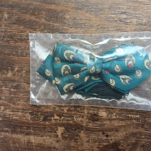 Vintage emerald pre-tied bow tie, Novelty silk bowtie, 1970s neckties, Vintage men&#39;s accessories