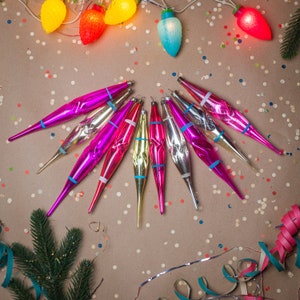 Lange gestreepte glazen ijspegels, vintage kerstversieringen, hangende kerstboomversieringen, helder glanzende ornamenten, boho-decor wintervakantie