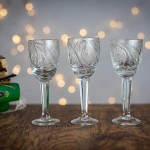 Vintage Kristall Schnapsgläser Set: Antikes Trinkgefäß mit Fuß