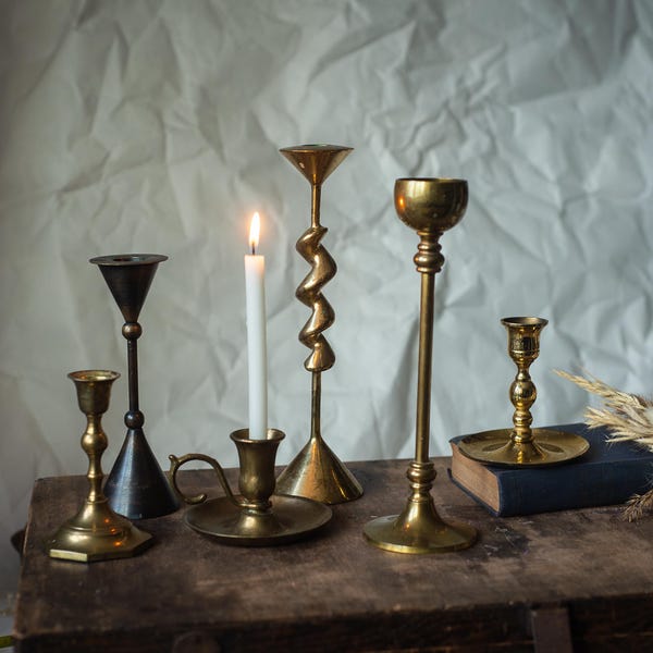 Candelabro de latón vintage, candelabro de metal rústico, candelabro cónico único, decoración antigua, acento bohemio para el hogar.