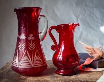ヴィンテージの赤いガラスのピッチャー、チェコのクリスタルの