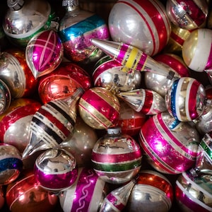 Streifen Weihnachtsschmuck, Vintage Dekoration, 1950er Jahre Weihnachten, Assortierte Streifen Glasornamente, Kugeln, Eiszapfen, Xmas antique,