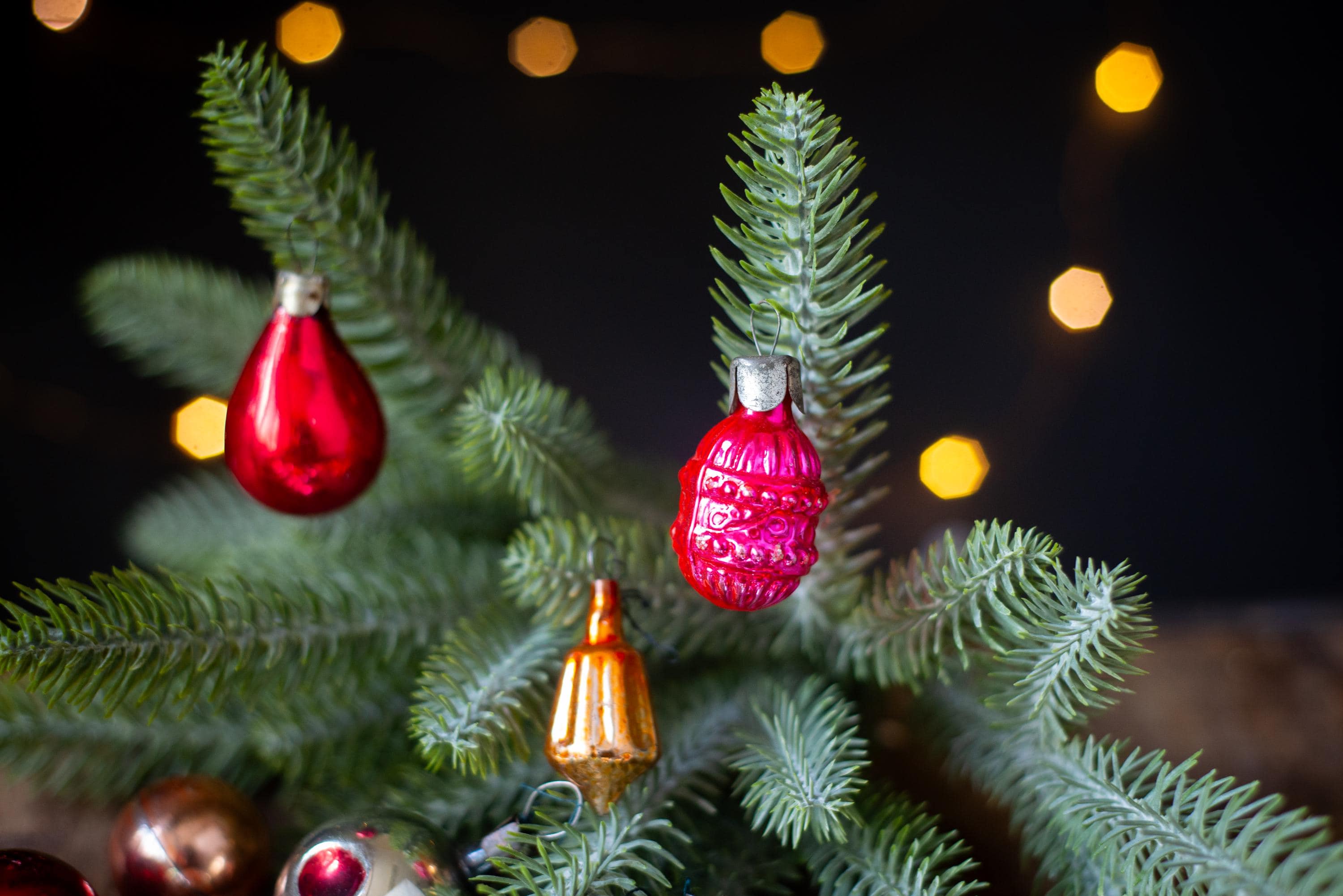 ヴィンテージのミニガラス製クリスマスオーナメント：様々な色と形